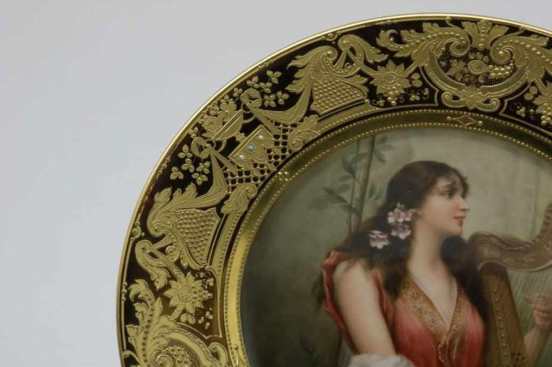 Porseleinen sierschotel met centraal decor van dame met harp getiteld Festgesang, met verguld - Bild 3 aus 4