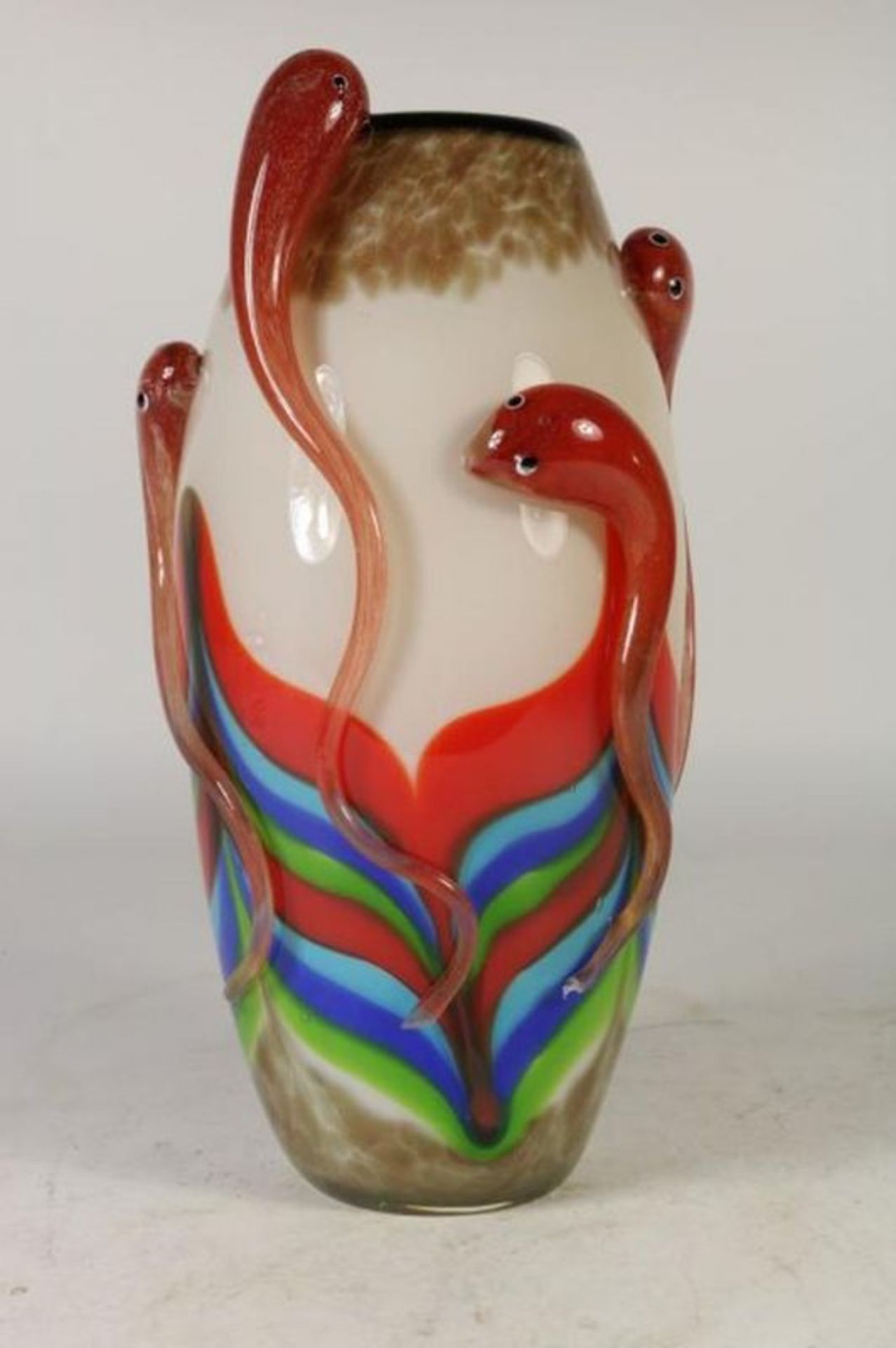 Polychroom dik glazen vaas met relief van slangen, h. 28 cm. Polychrome glass vase with relief of