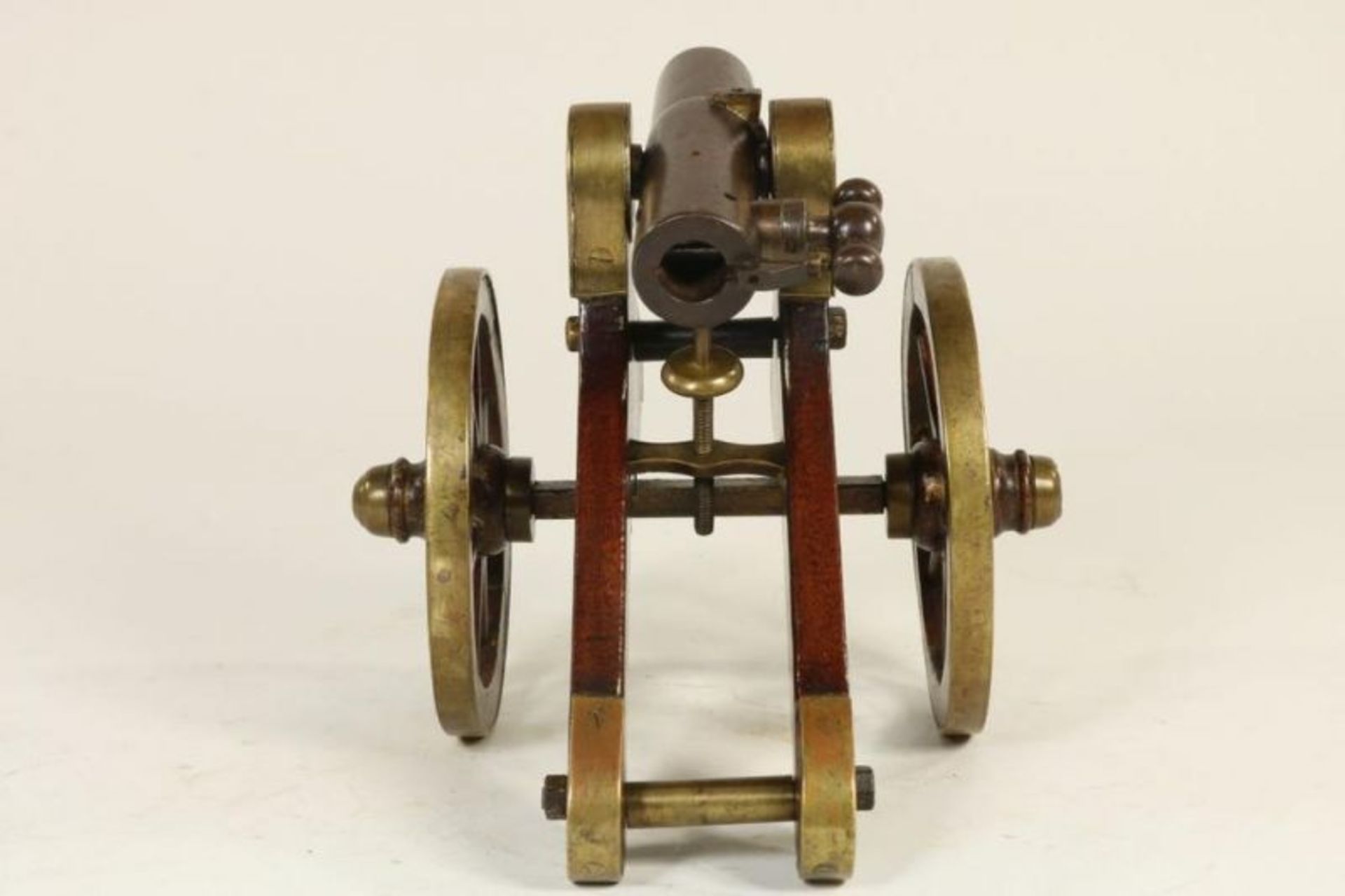 Bronzen miniatuur kanon op affuit, h. 22 cm. - Bild 4 aus 5