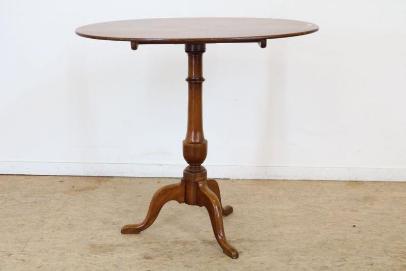 Mahonie ovaal klaptafeltje met inlegwerk van schelpmotief rustend op 3-sprant Mahogany table