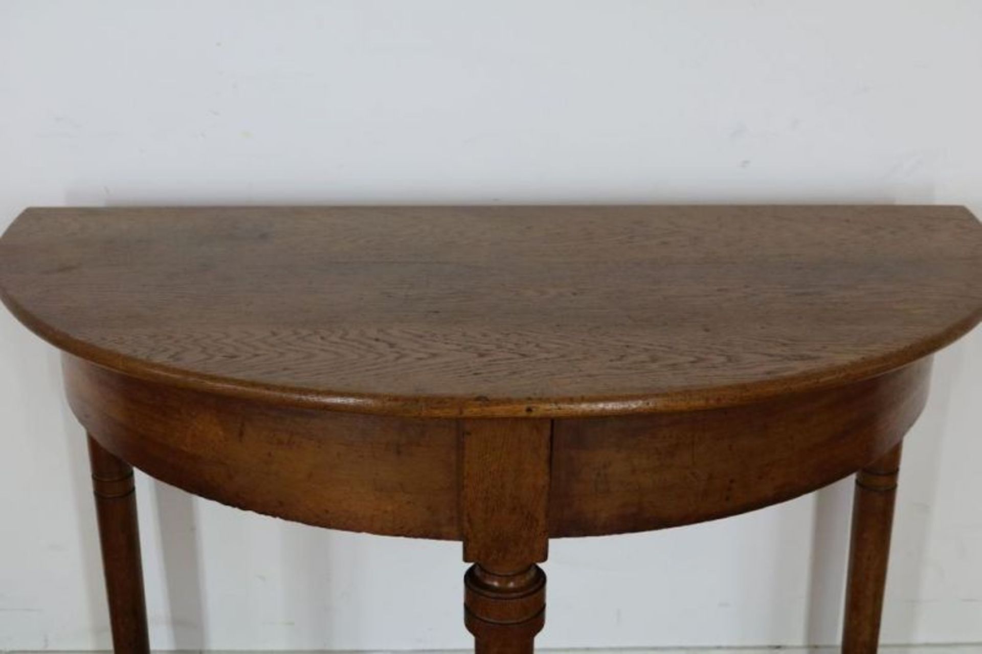 Eiken halvemaan tafel op 3 gedraaide poten, 19e eeuw, h. 78, br. 122, d. 65 cm. - Bild 2 aus 2