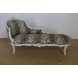 Wit geschilderd Louis XV-stijl chaise longue met luipaardprint bekleed.