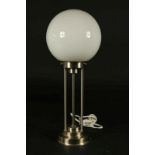Gispen-stijl tafellamp met opaline bolkap, h. 48 cm.