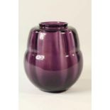 Paars glazen Art-Deco design siervaas, h. 16 cm. Purple glass Art-Deco design vase
