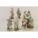 Lot van 5 porseleinen beeldengroepen, w.o. verliefd paar en 18e eeuws gekleede figuren, o.a. Meissen