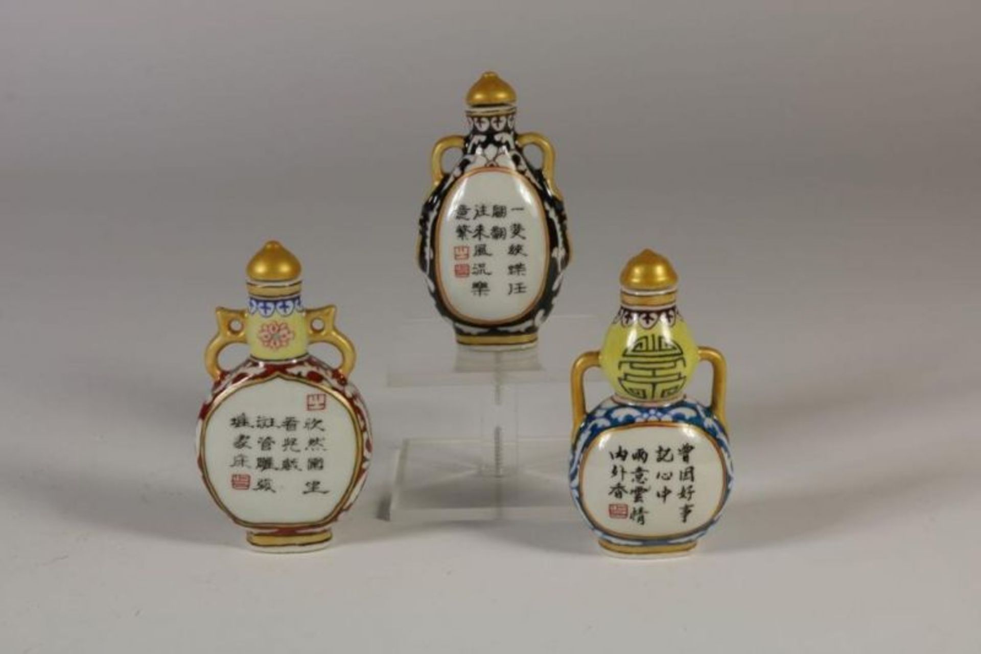 Lot van 3 snuffbottles met erotische voorstelling, China 20e eeuw