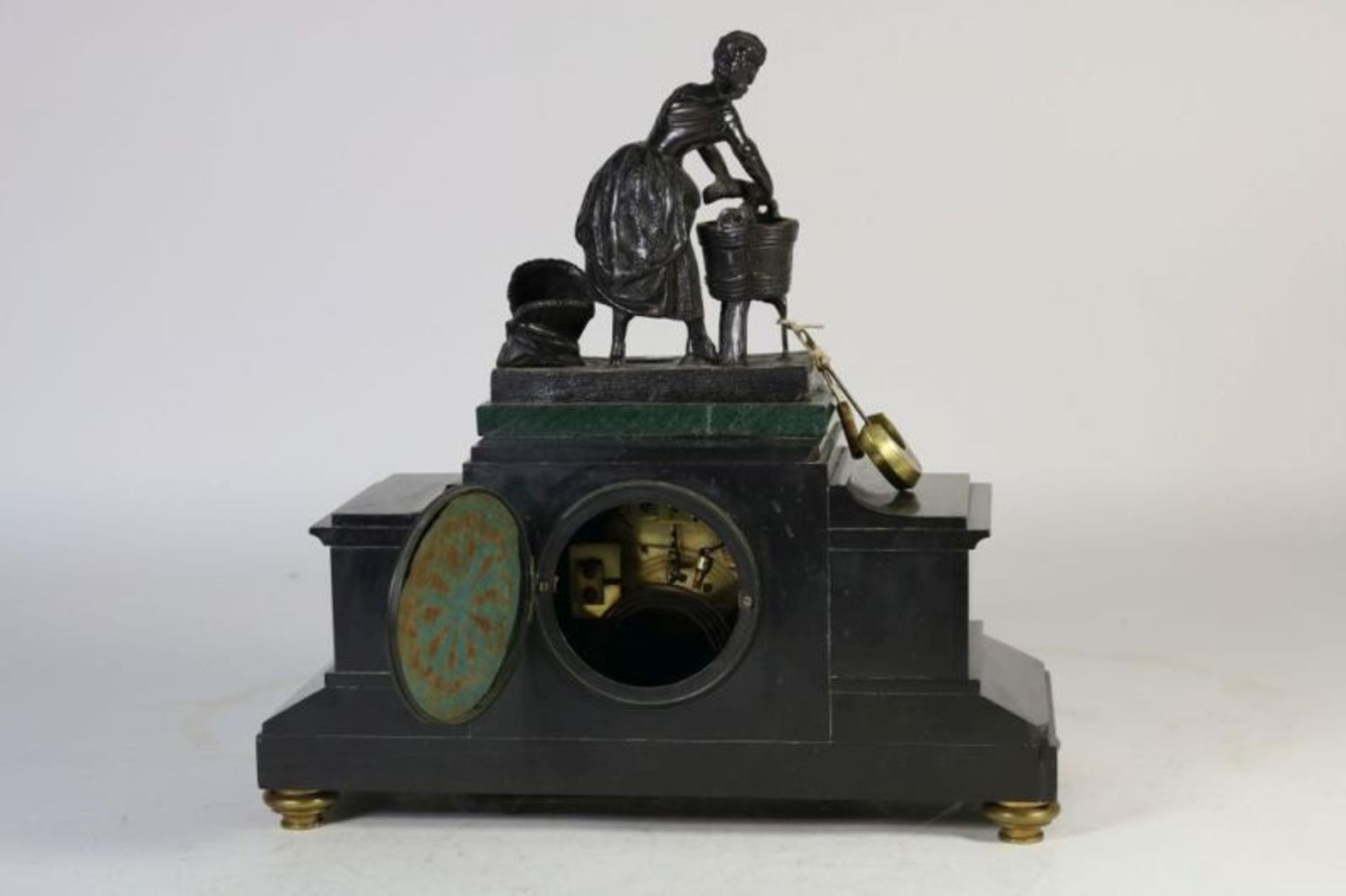 Pendule in zwart marmeren kast bekroond met wasvrouw, Frankrijk 19e eeuw, h. 40 cm. - Bild 3 aus 3