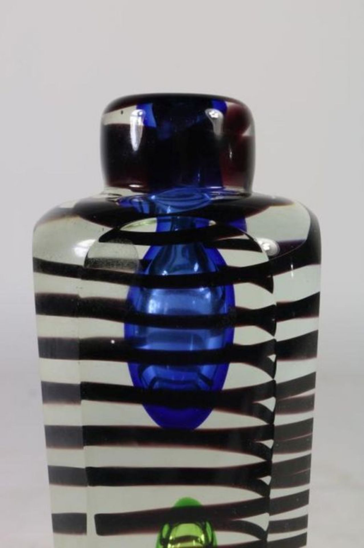 Polychroom dik glazen vaas met geblazen glasbellen en spiraal, h. 21 cm. Polychrome glass vase, h. - Bild 2 aus 3