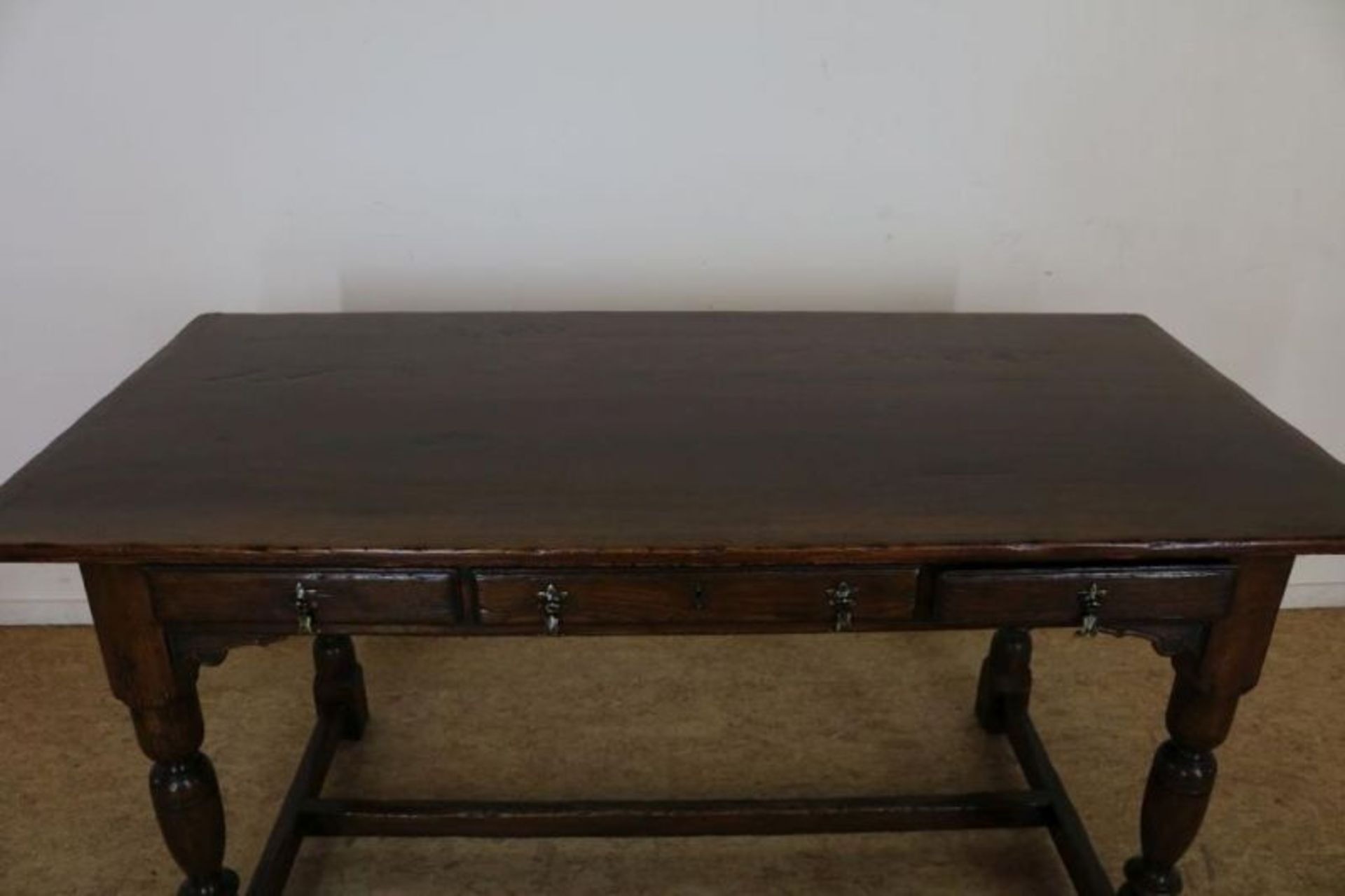 Eiken schrijftafel met 3 laden op gedraaide poten verbonden door regels, h. 76, br. 152, d. 76 cm. - Bild 3 aus 3
