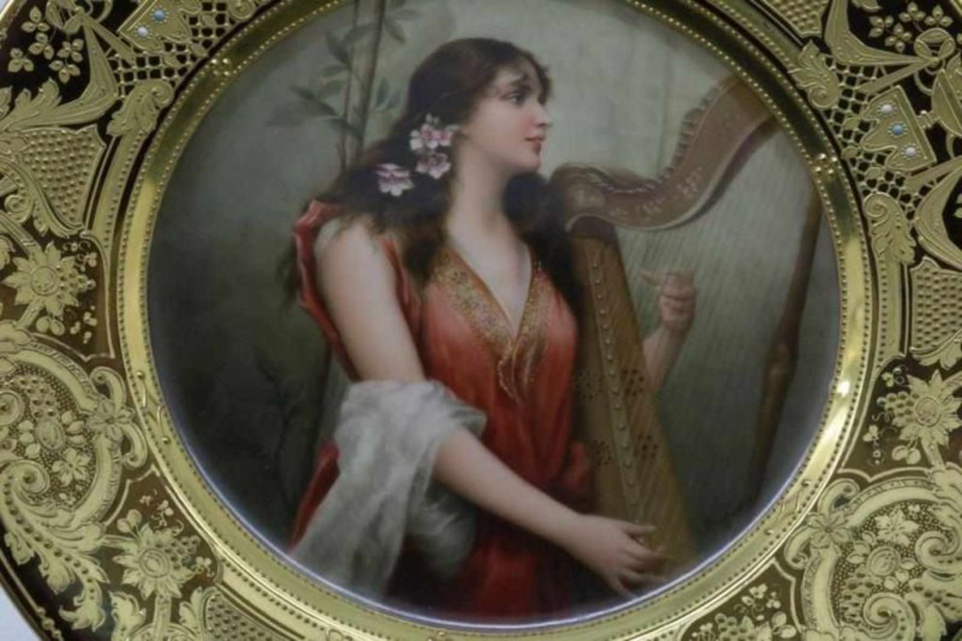 Porseleinen sierschotel met centraal decor van dame met harp getiteld Festgesang, met verguld - Bild 2 aus 4