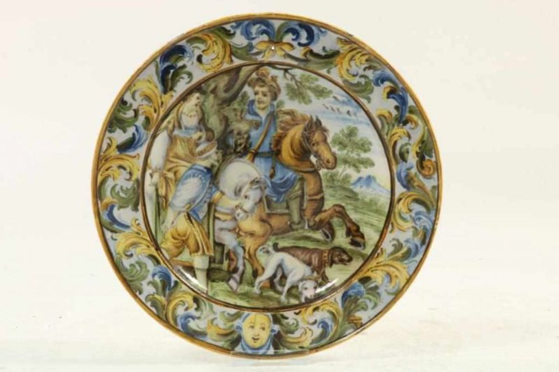 Polychroom majolica sierbordje met decor van figuren te paard, vermoedelijk 18e eeuw, diam. 18
