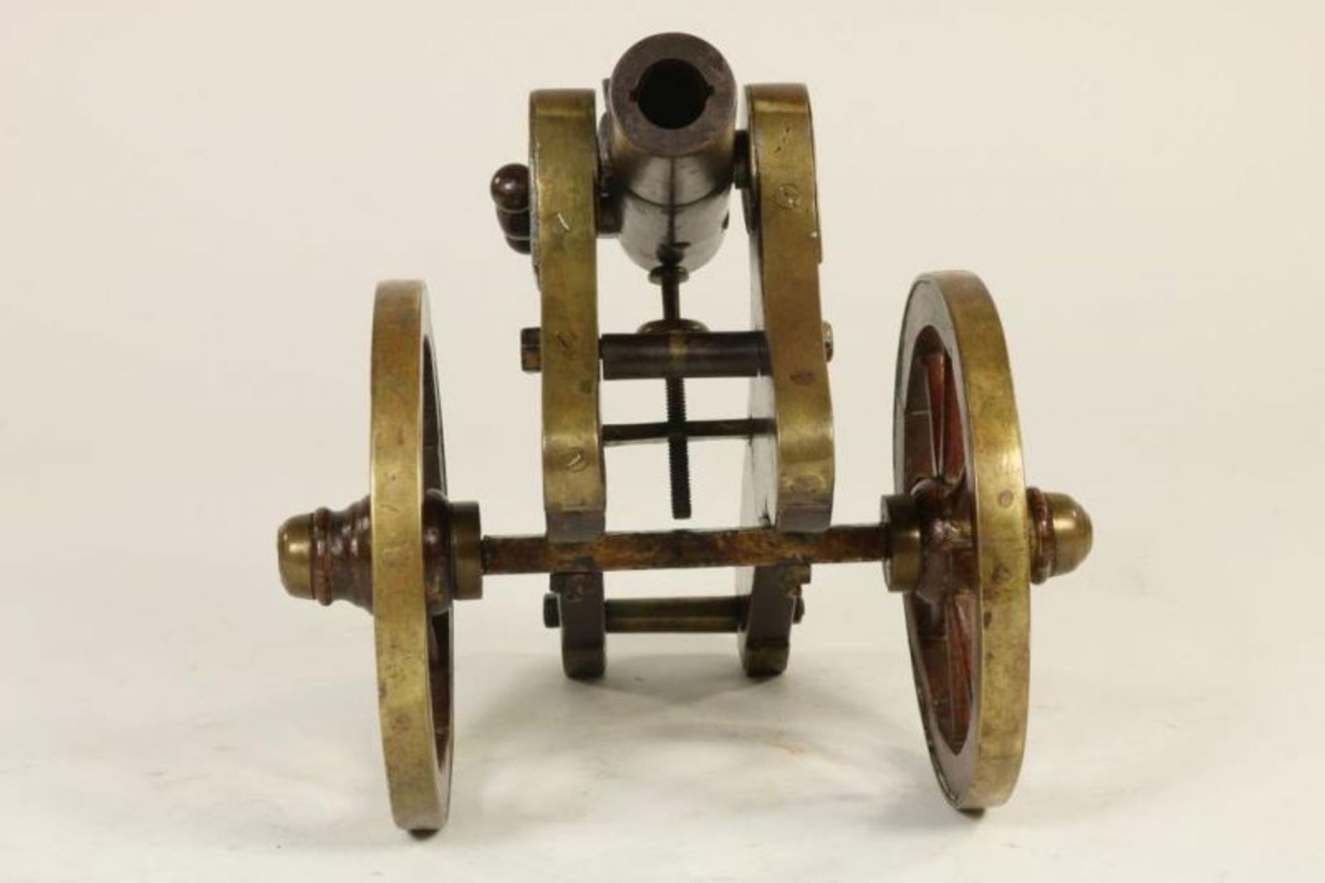 Bronzen miniatuur kanon op affuit, h. 22 cm. - Bild 2 aus 5