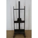 Houten schildersezel, h. 161, br. 57 cm. Wooden easel, h. 161, w. 57 cm.