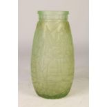 Gesatineerde groen glazen Art Deco vaas met reliefdecor, h. 25 cm.