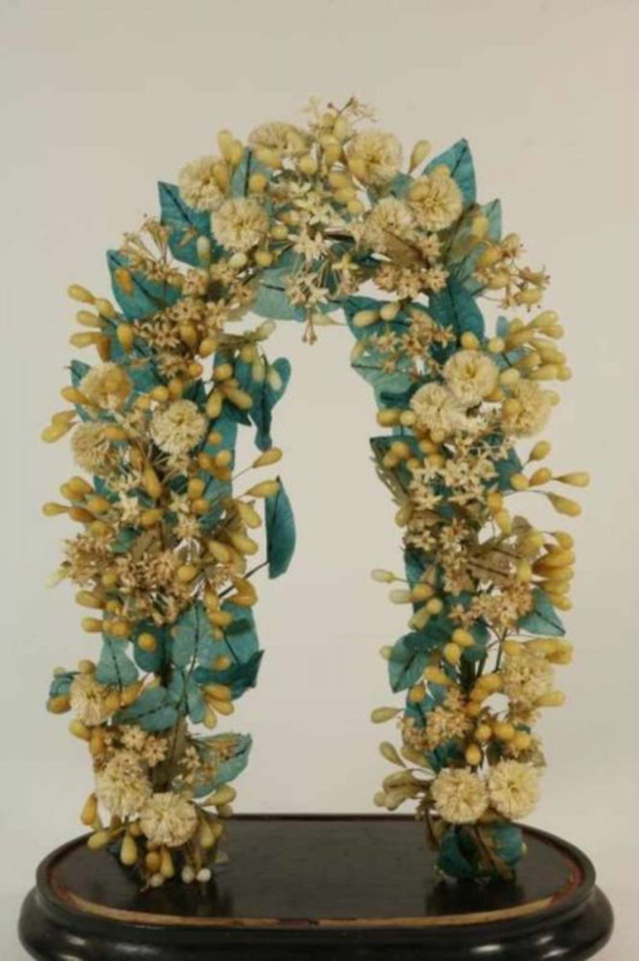 Bruidsstolp met porseleinen bloemen op houten sokkel, Engeland ca. 1880, h. 57 cm. - Bild 2 aus 3