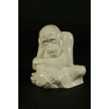 Wit porseleinen sculptuur van aap, ontwerper Charles Vos voor Sphinx, h. 17 cm. White porcelain