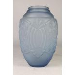 Gesatineerde blauw glazen Art Deco vaas met reliefdecor, h. 28 cm.