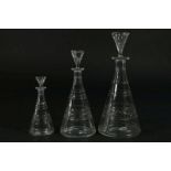 Set van 3 kristallen oplopende karaffen versierd met Baccarat slijpsel, h.15, br.22 en d.27 cm.