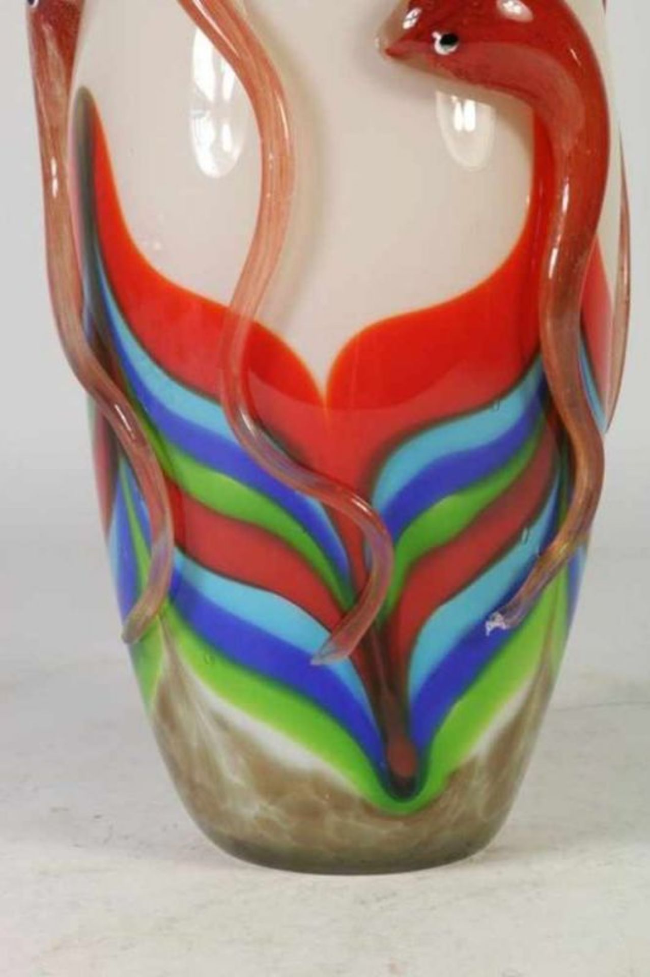 Polychroom dik glazen vaas met relief van slangen, h. 28 cm. Polychrome glass vase with relief of - Bild 3 aus 4