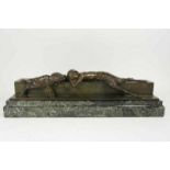 Frans bronzen sculptuur met voorstelling jonge slapende Satyr of Faun, rustend op groen marmeren