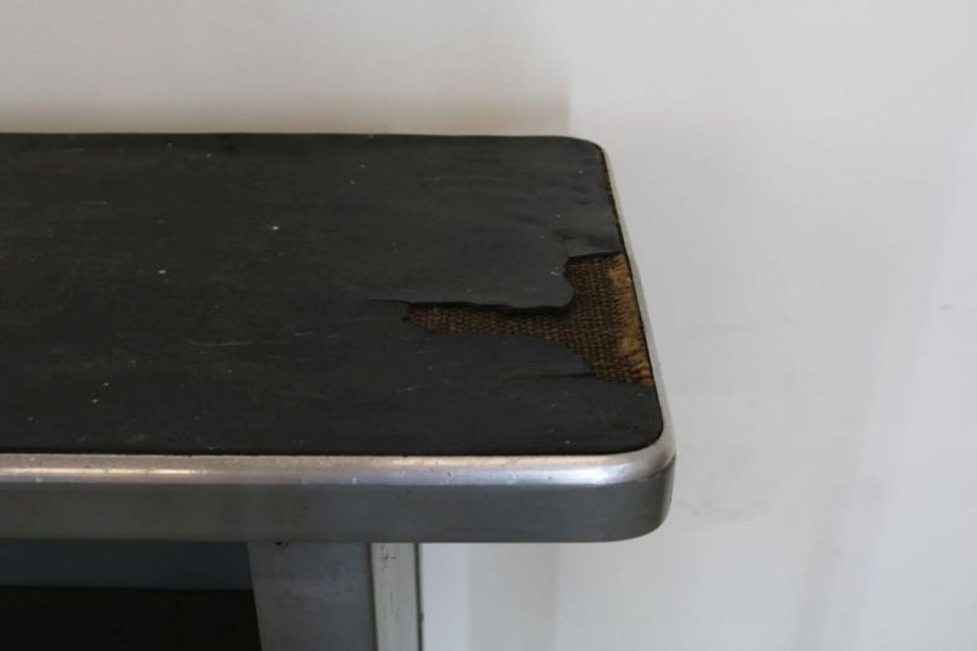 Metalen Gispen toonbank met linoleum blad, 30-er jaren, h. 115, br. 170, d. 36 cm. (blad beschadigd) - Bild 2 aus 3