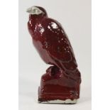 Rood geglazuurde sculptuur van zittende roofvogel, onduid. ges. binnenkant voet, h.35 cm.