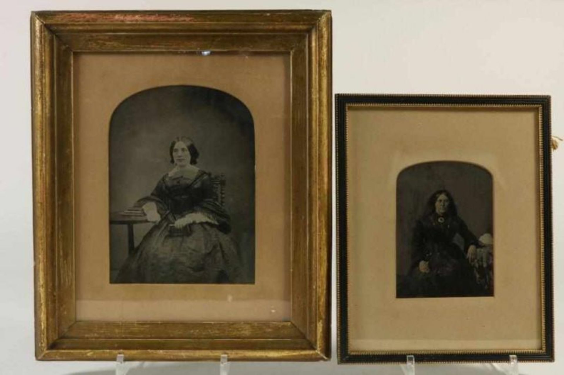 Lot van 2 antieke foto's met afbeeldingen van dames, eind 19e eeuw.