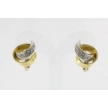 Bicolor gouden oorstekers bezet met diamantjes, ca. 0.30ct. geh. 750/000, gew. 8 gr. Italie