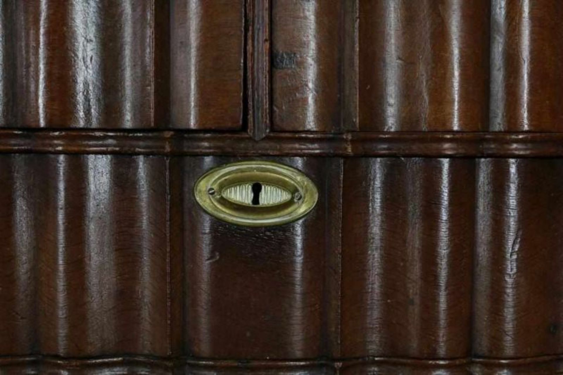 Eiken kabinet met 2 paneeldeuren en 5 orgelgebogen laden, Holland ca. 1760, h. 236, br. 165, d. 56 - Bild 4 aus 4