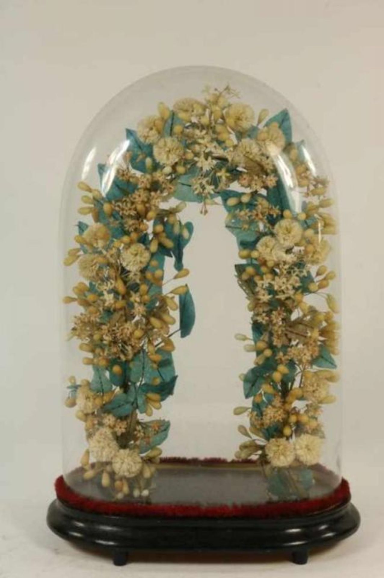 Bruidsstolp met porseleinen bloemen op houten sokkel, Engeland ca. 1880, h. 57 cm.