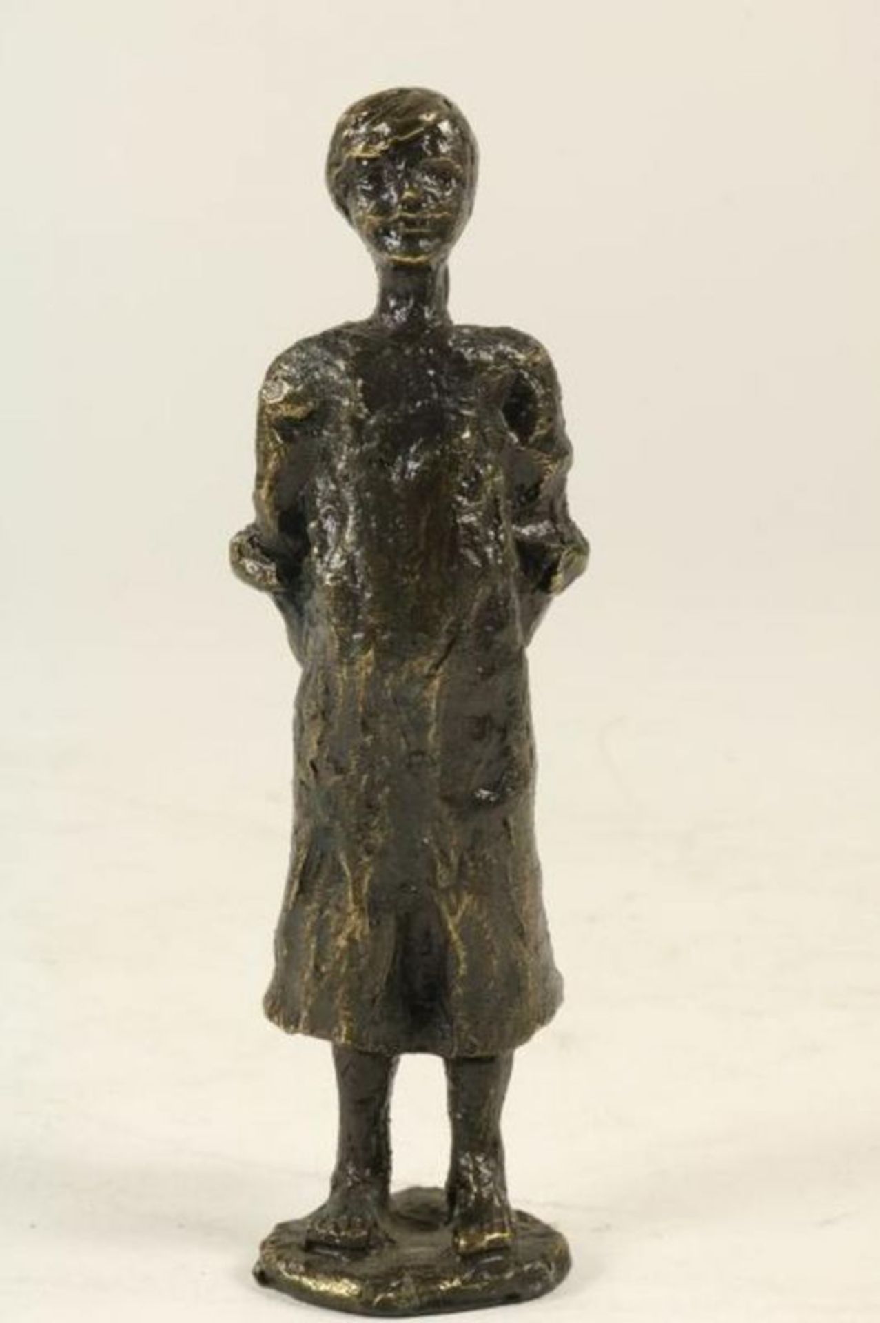 Lot van een bronzen sculptuurtje van waterdraagster, 2 sculptuurtjes van jongen en meisje en een - Bild 3 aus 5