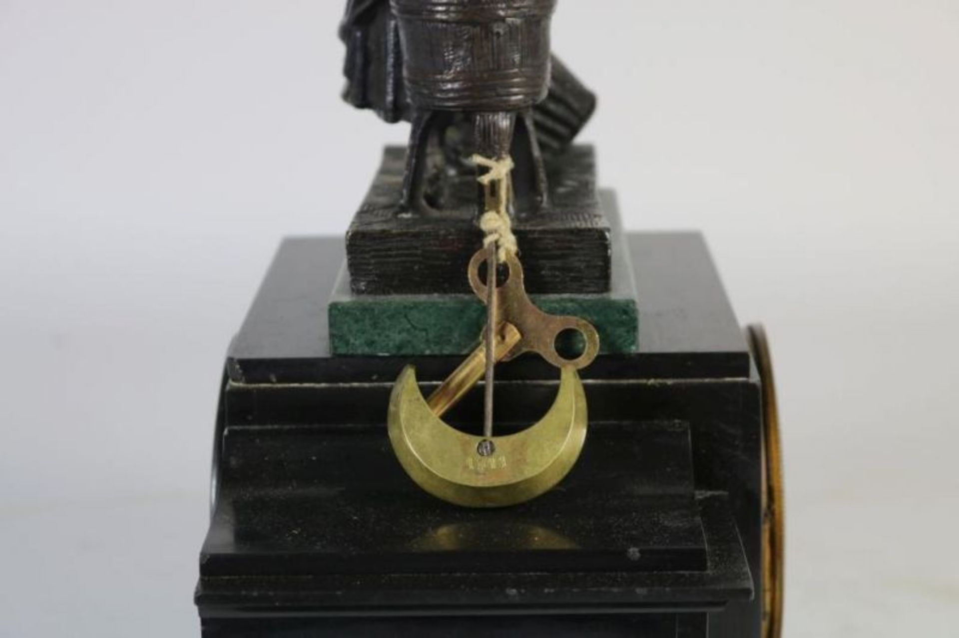 Pendule in zwart marmeren kast bekroond met wasvrouw, Frankrijk 19e eeuw, h. 40 cm. - Bild 2 aus 3