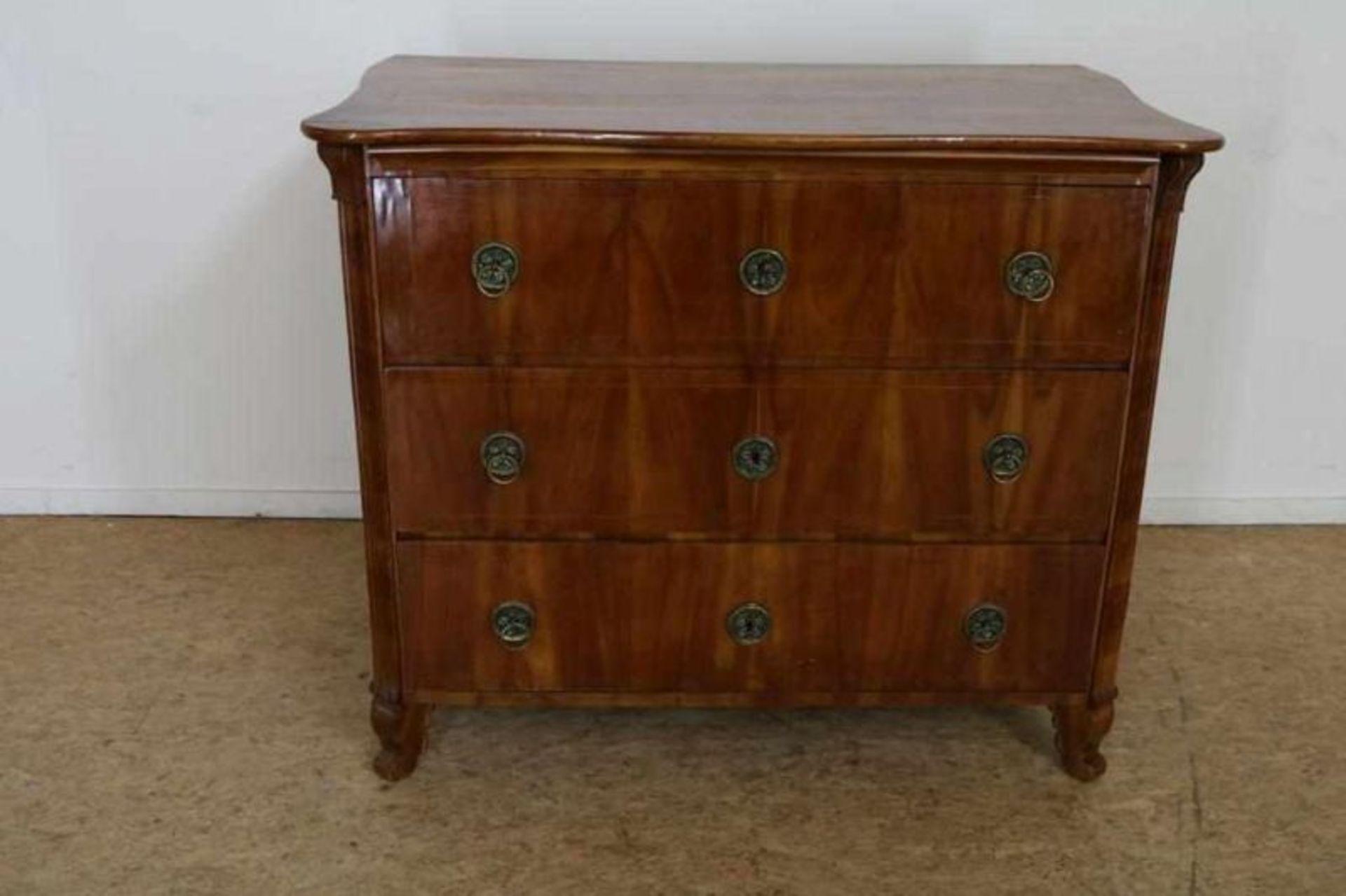 Kersenhouten commode met 3 laden afgezet met koperen beslag, het blad versierd met bandintarsia, 19e