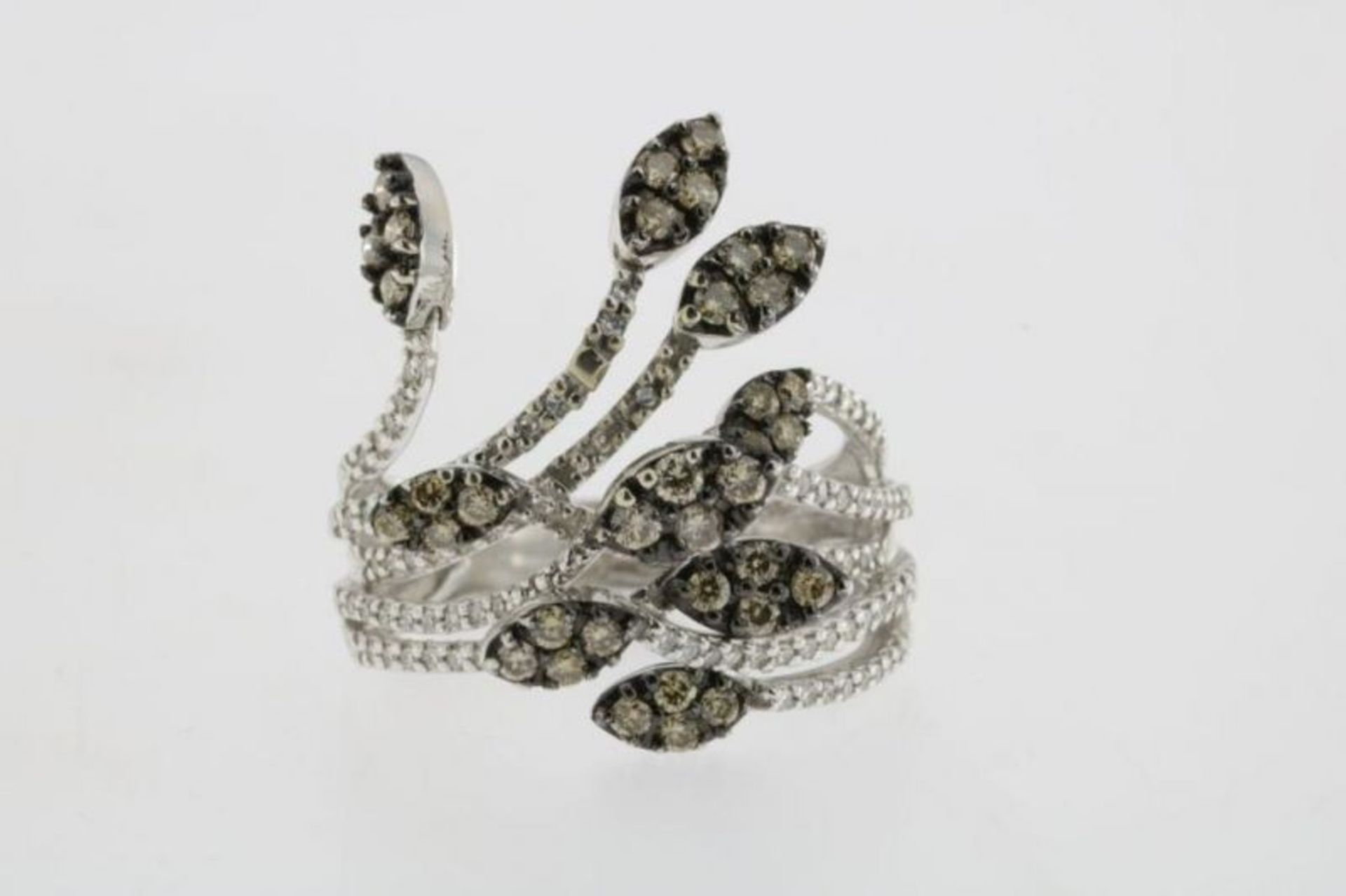 Witgouden design ring bezet met diamant, witte en champagne kleurig, geh. 585/000 maat 17.5 , br.