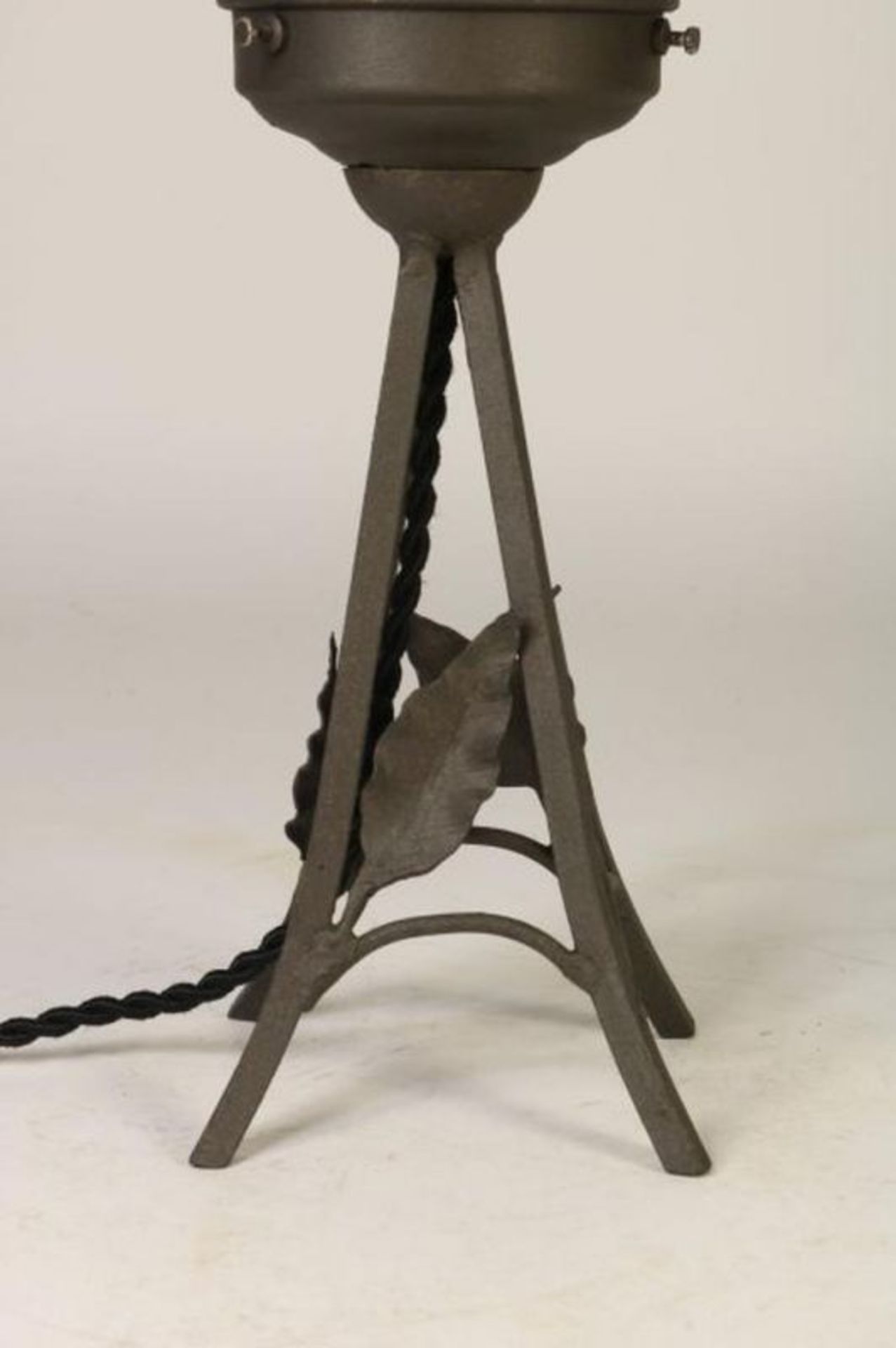 Art Deco tafellamp op smeedijzeren voet en gesatineerde glaskap, h. 37 cm. - Bild 3 aus 3