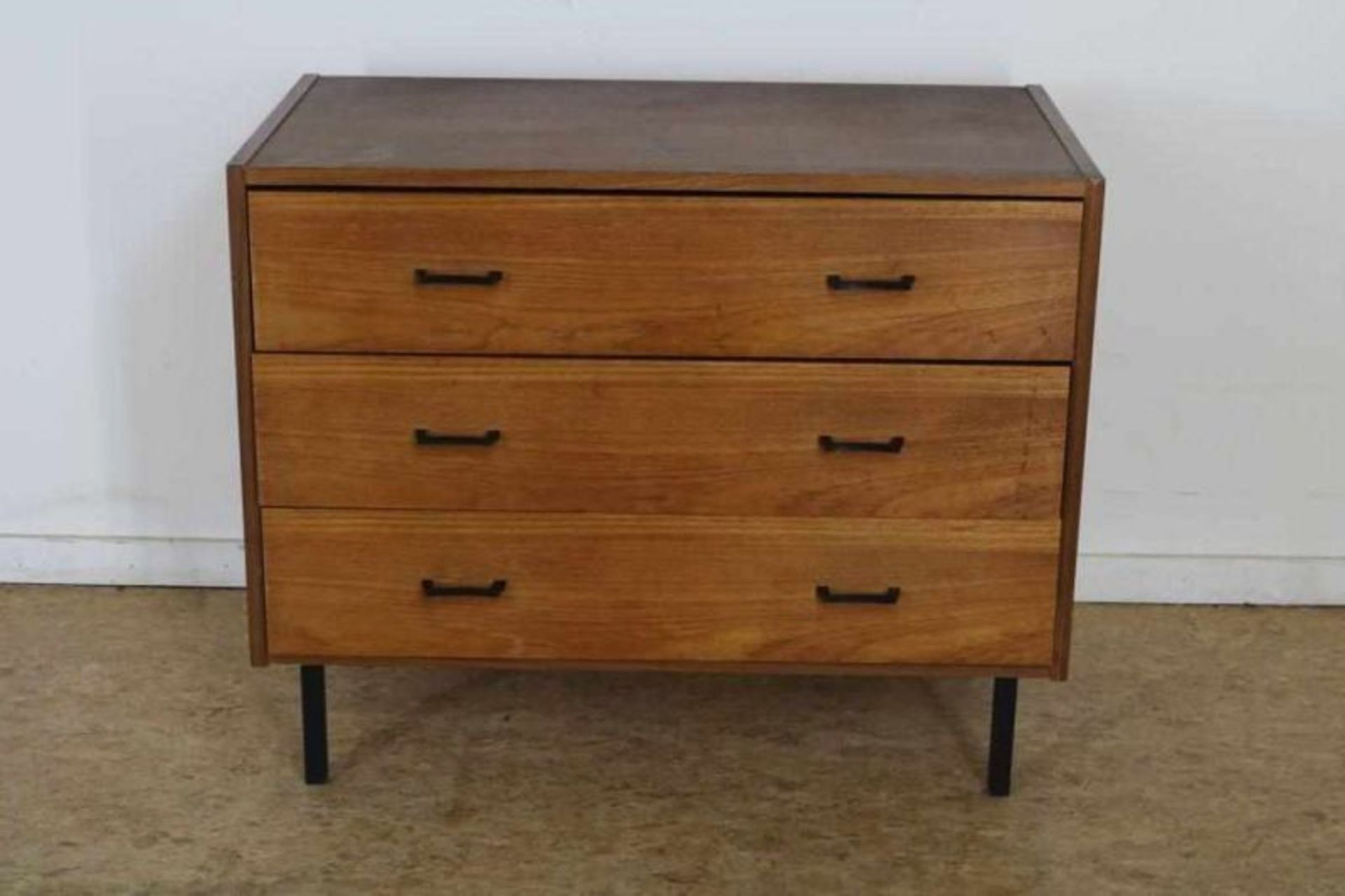 Teakhouten commode met 3 laden op ijzeren onderstel, 60-er jaren, h. 62, br. 77, d. 43 cm.