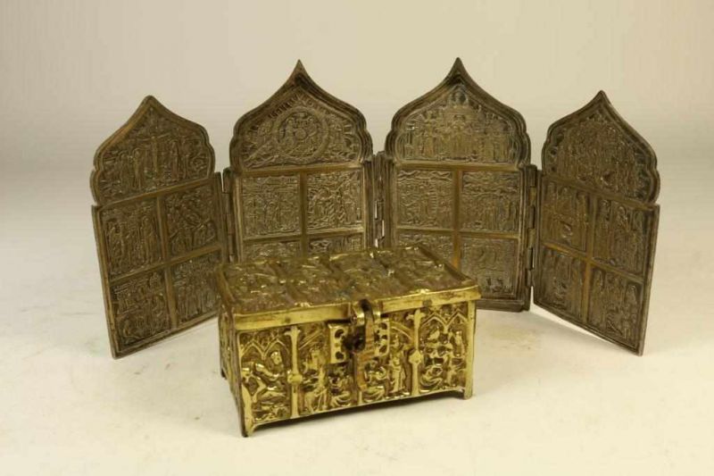 Lot van een bronzen monniken dekselkistje met bijbelse voorstelling en een 4-slags reisicoon.