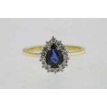 bicolor gouden ring bezet met blauwe saffier pearshape ca. 0.6ct. en diamant ca. 0.30ct., geh. 585/