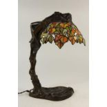 Bronzen tafellamp met de nimf Dafne die verandert in een laurierboom met Tiffany-stijl glazen kap,