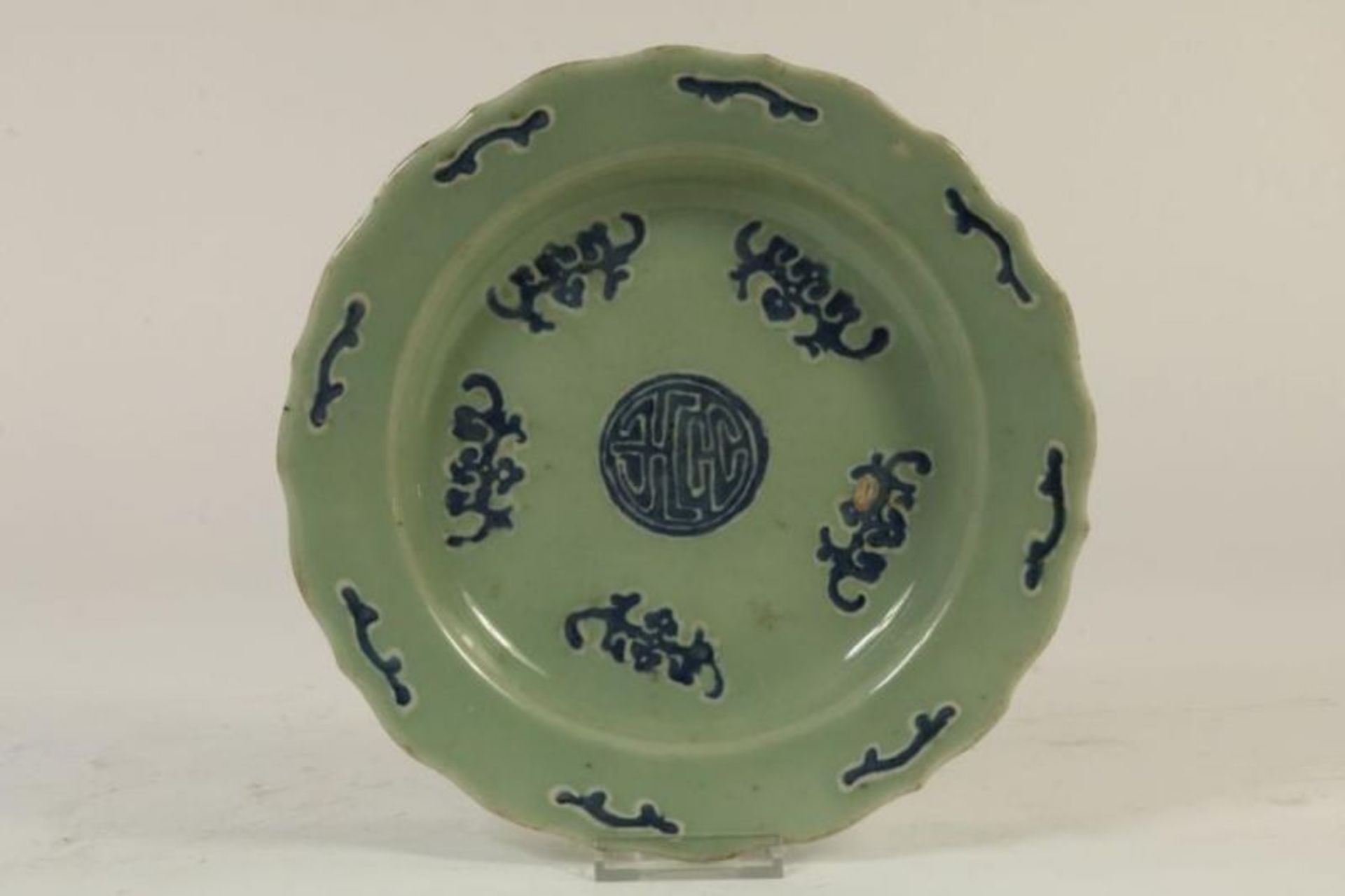 Lot van Imari en Celadon schaal met blauw decor, China/ Japan, ca. 1900, diam. 28 cm. - Bild 4 aus 5