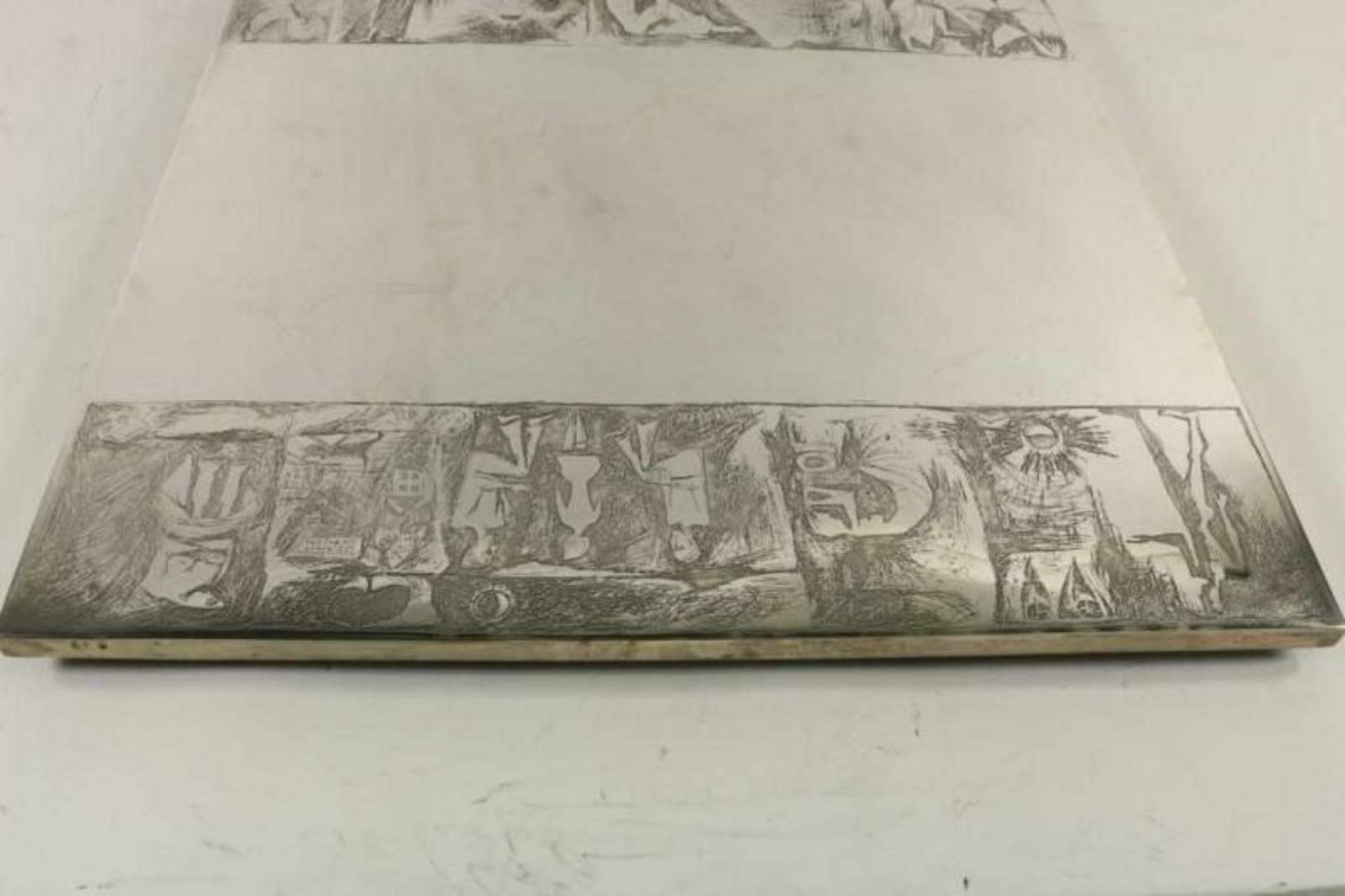 Zilveren plaquette met modernistische gegraveerde randvoorstelling met dieren en figuren, geh. 925/ - Bild 4 aus 4