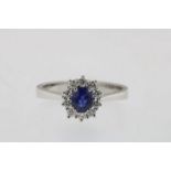 Witgouden entourage ring bezet met blauwe saffier 0.57ct. en diamant briljantslijpsel 0.24ct. geh.