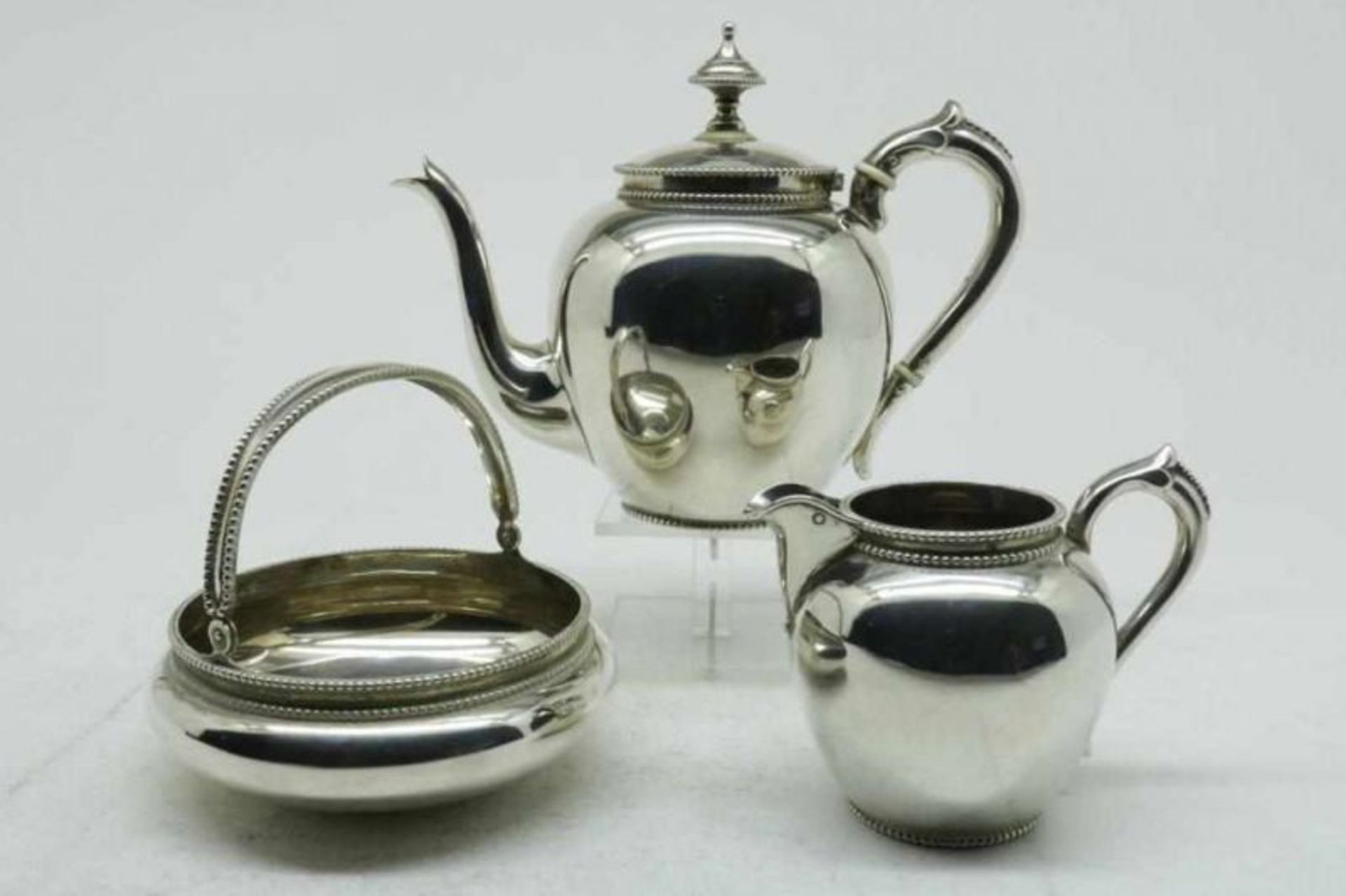 Zilveren theeservies met parelrand waarbij theepot, suikerpot, melkkan, geh. 835/000 Van Kempen