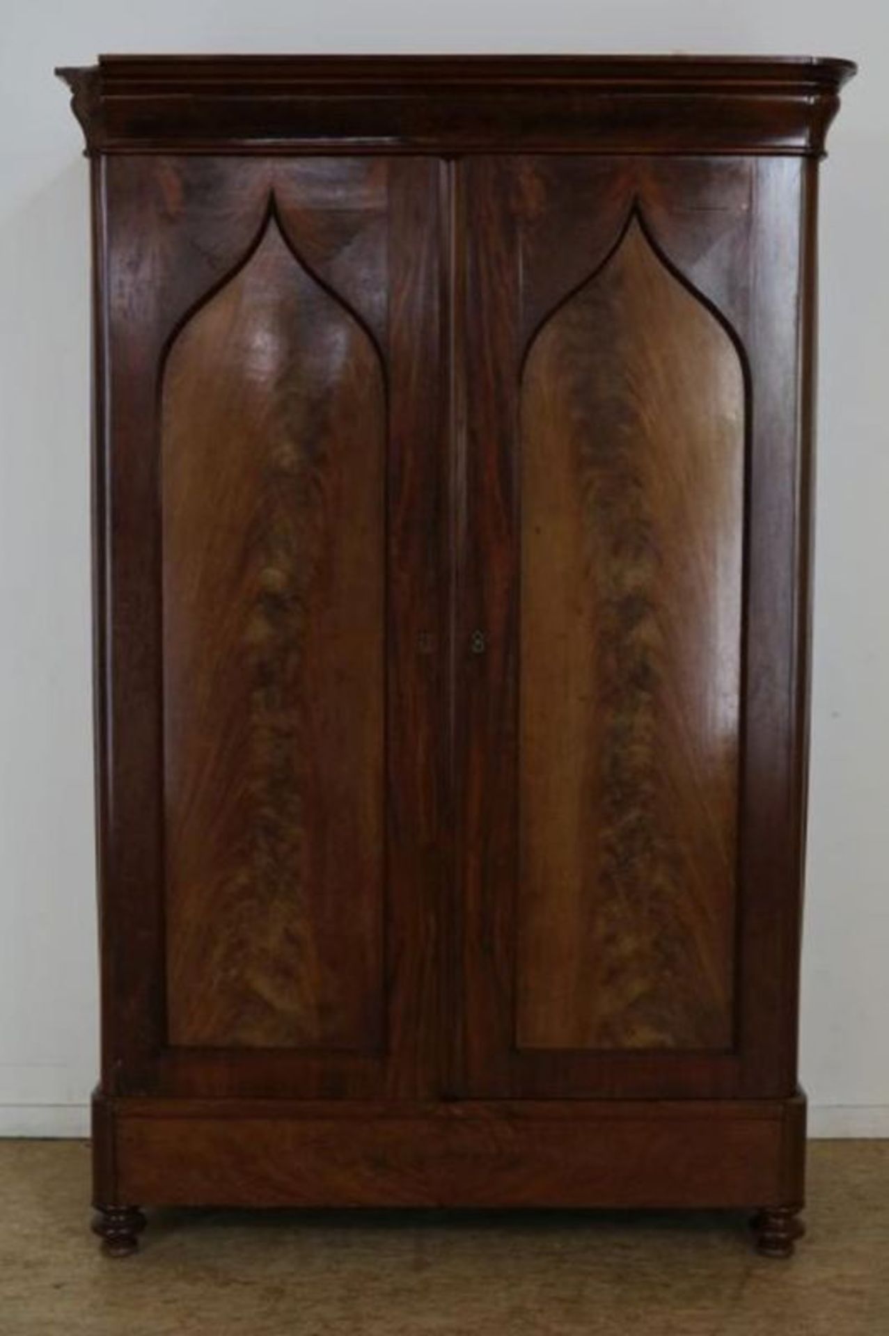 Mahonie Biedermeier linnenkast met twee paneeldeuren, 19e eeuw h.174, br.113 en d.50 cm. Mahogany