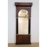 Spiegel in mahonie Empire lijst afgezet met bronzen ornamenten en 2 pilaster, h. 133 cm. Mirror in