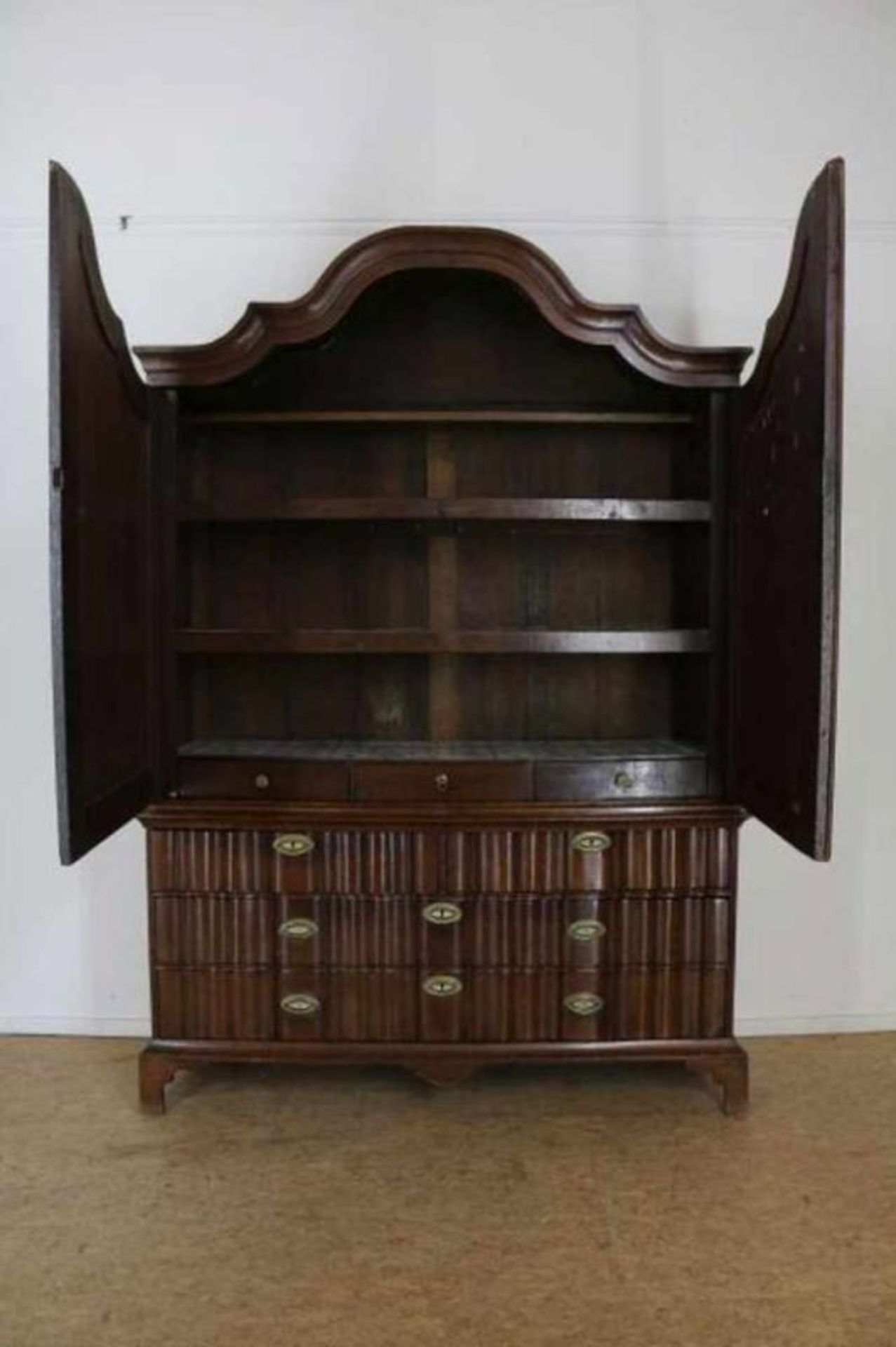 Eiken kabinet met 2 paneeldeuren en 5 orgelgebogen laden, Holland ca. 1760, h. 236, br. 165, d. 56 - Bild 2 aus 4