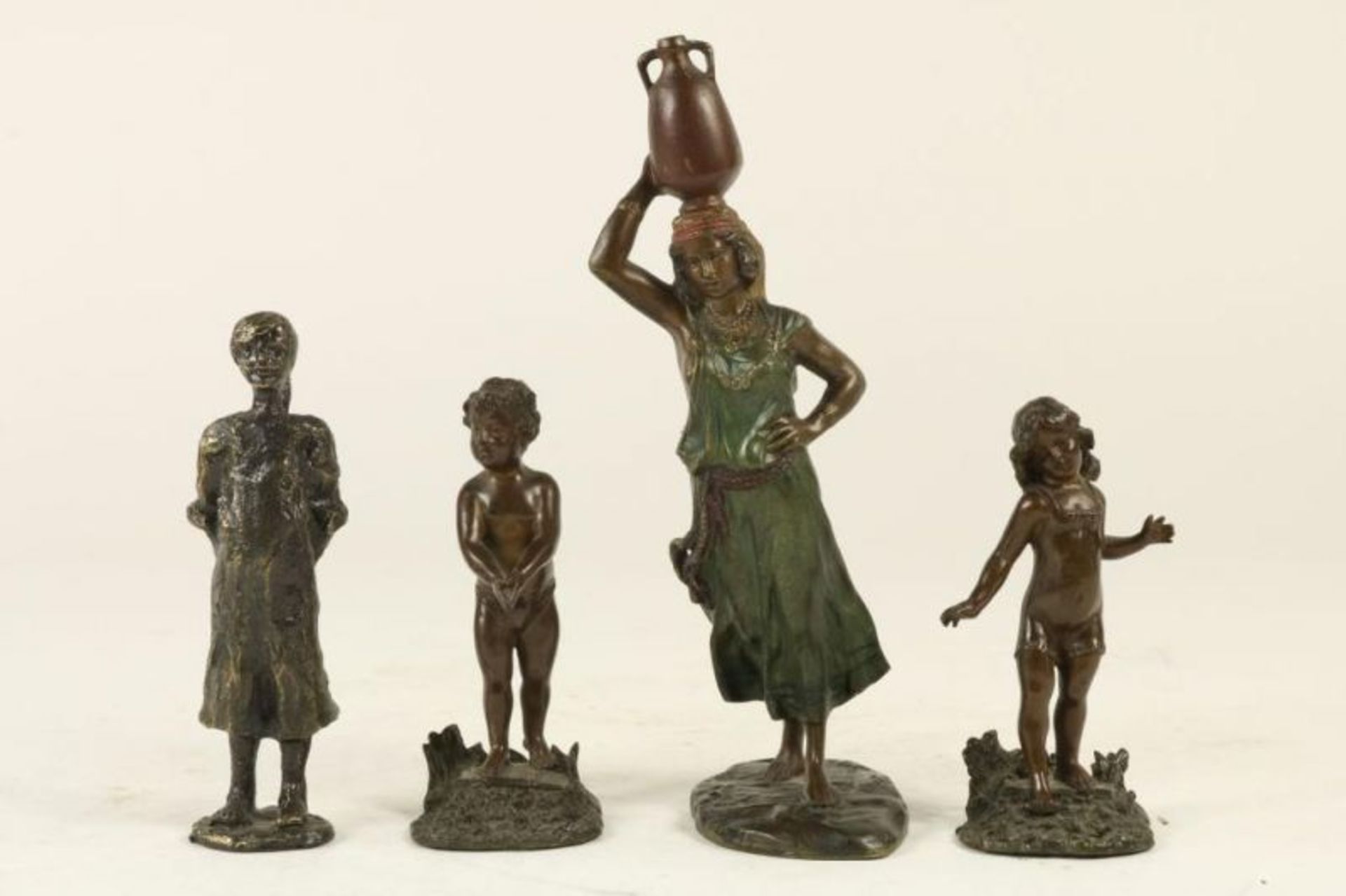 Lot van een bronzen sculptuurtje van waterdraagster, 2 sculptuurtjes van jongen en meisje en een