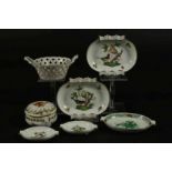 Lot bestaande uit diverse Herend asbakken, dekseldoosje en mandje A collection of Herend ashtrays,