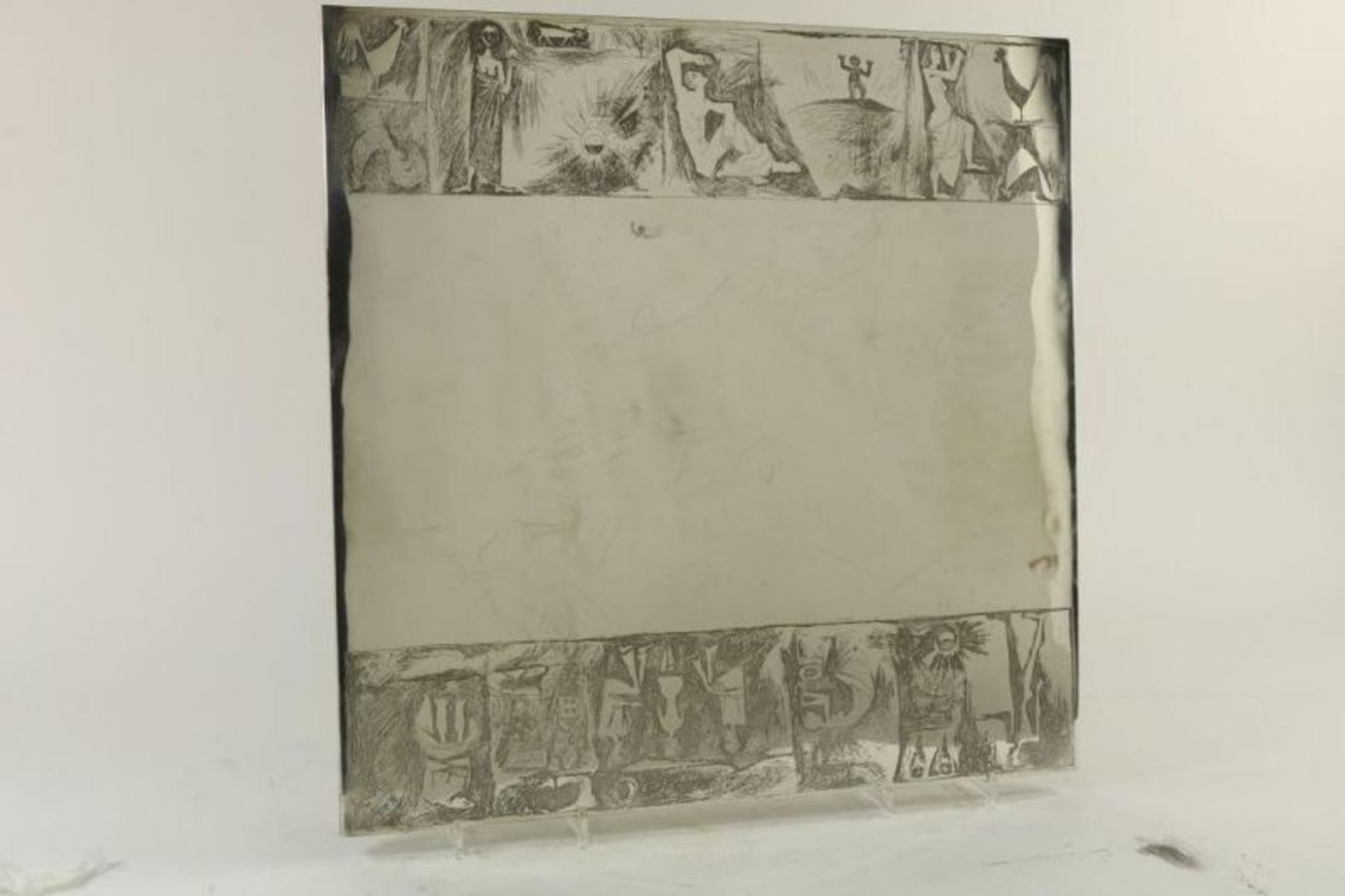 Zilveren plaquette met modernistische gegraveerde randvoorstelling met dieren en figuren, geh. 925/