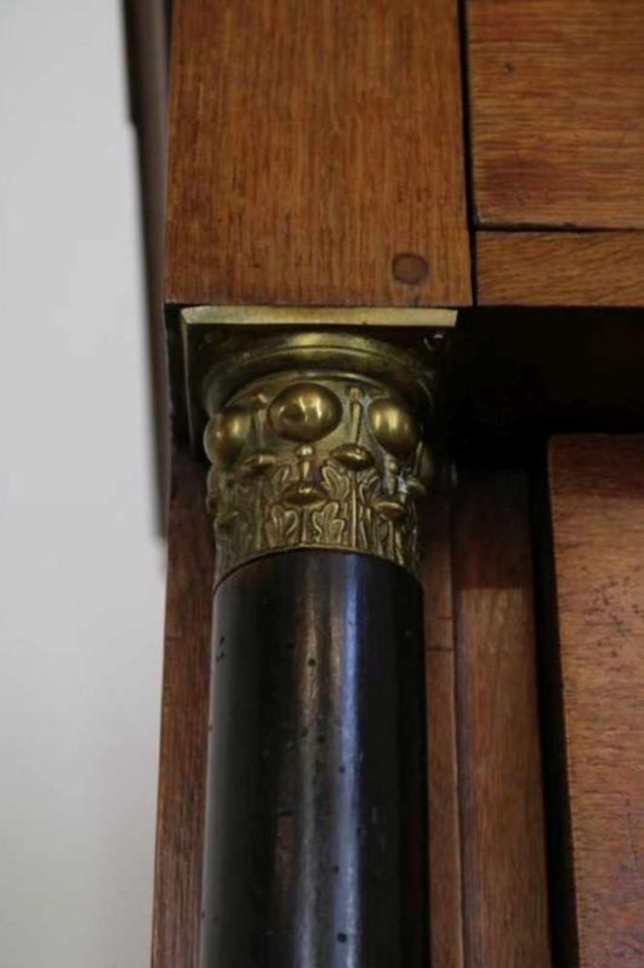 Eiken Empire chiffonnière met 6 laden en geflankeerd door zuilen op taps toelopende poten, ca. 1820, - Bild 2 aus 3